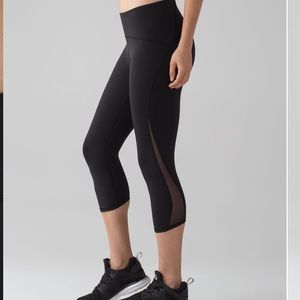 EUC Lululemon Train Times crops 17”, black sz 6
